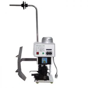  Nalisování AC svorky na kabel pro vytvoření koncové zástrčky kabelu.