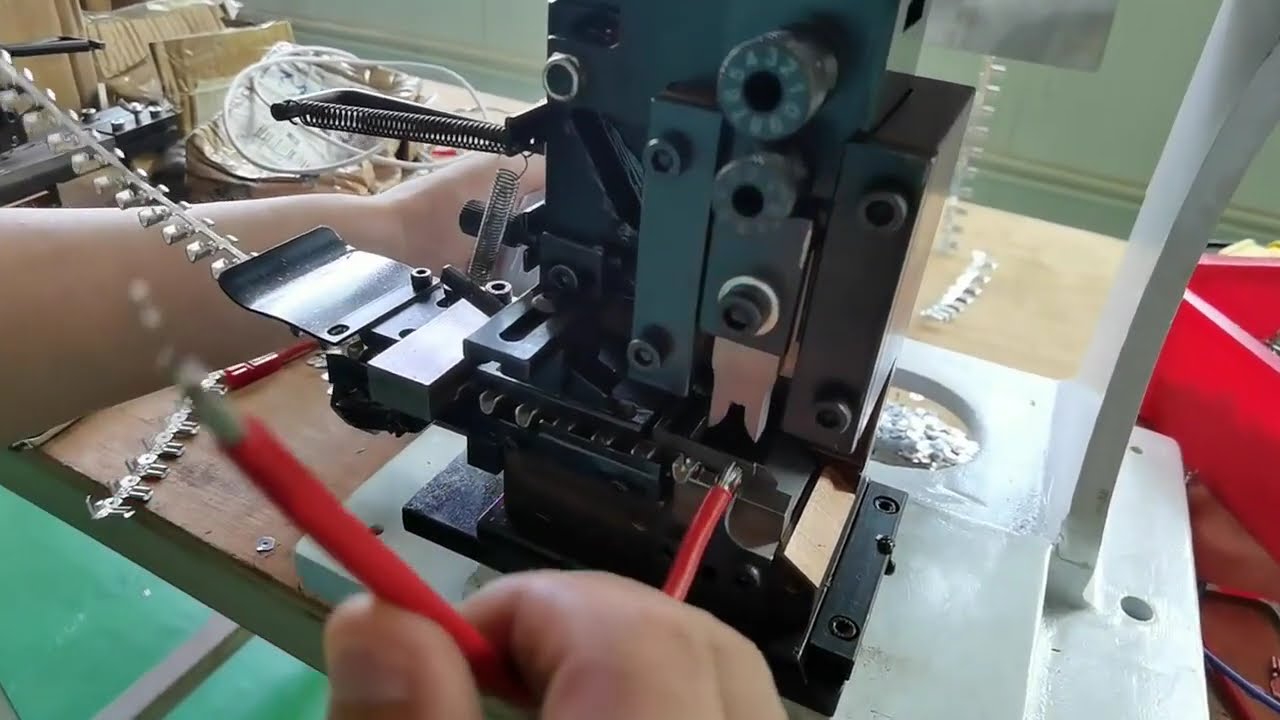 2T terminálový lis + horizontální formovací zařízení – vysokovýkonná automatizace