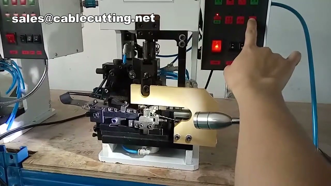 Automatický stroj na odizolování, krimpování a utěsnění kabelů