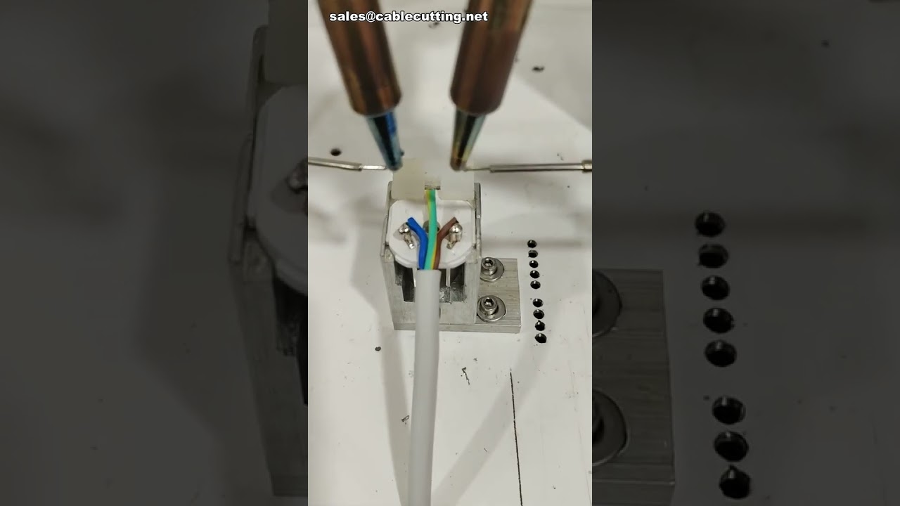 Dvoupistolový pájecí stroj pro pocínování koncovek a zakrytí odhalených vodičů u zástrček dle národních norem #továrna #automatizace