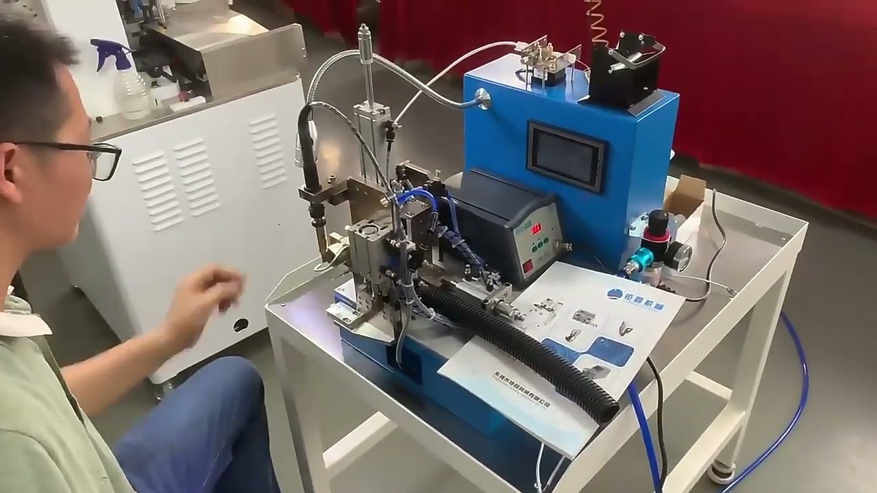 Poloautomatický pájecí stroj – odizolování a pájení drátů v jednom zařízení