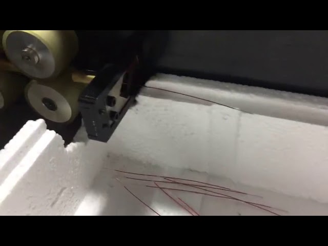 Automatický stroj na řezání a odizolování magnetického drátu