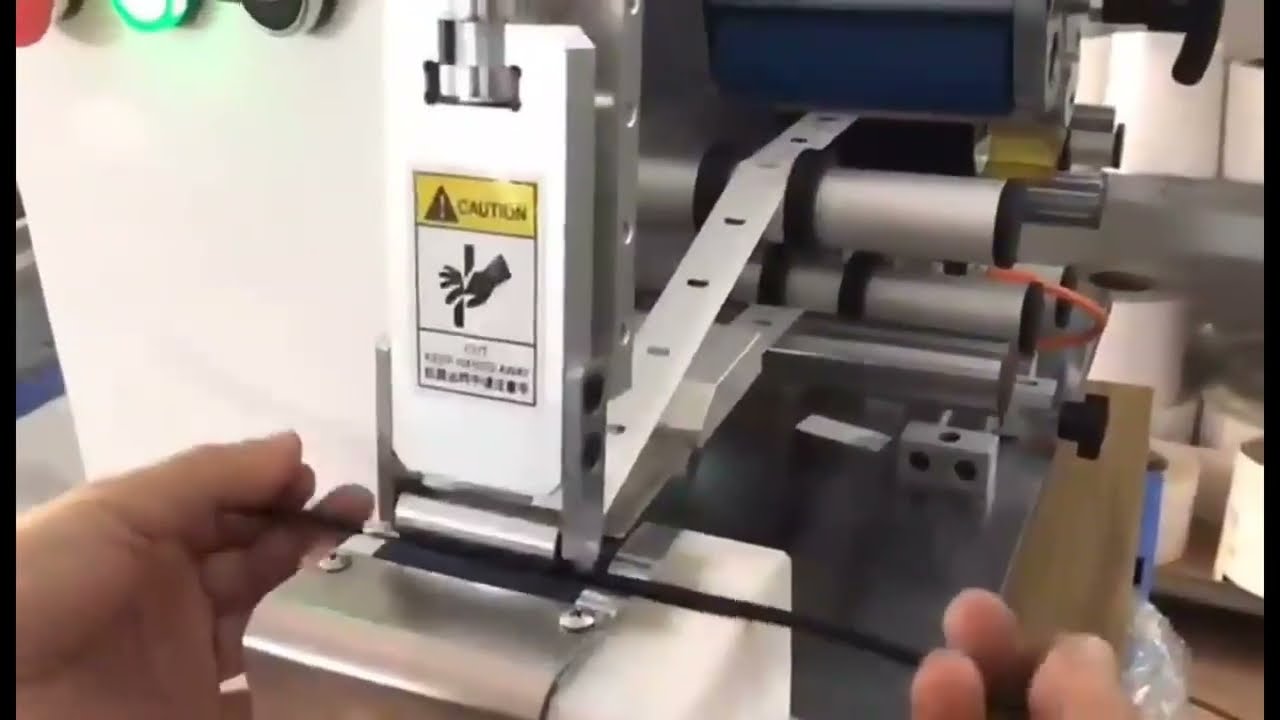 Poloautomatický etiketovací stroj na drátěné role | Wrap Label Machine