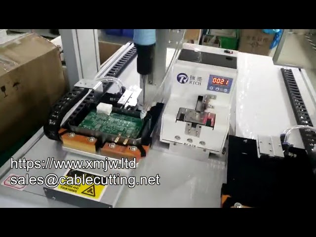 Automatický šroubovací stroj s vakuovým nasáváním pro montáž elektrických výrobků