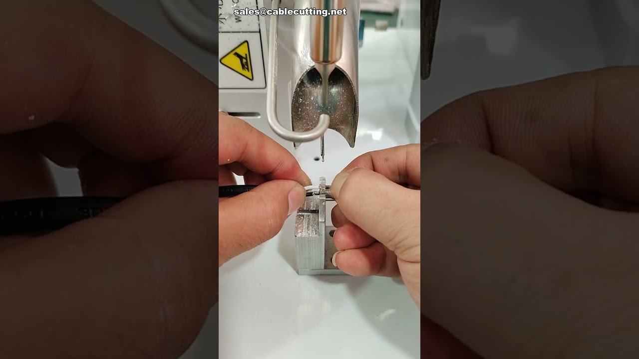 Poloautomatický pájecí stroj pro svařování DC jacků – zvládá výškové rozdíly #stroj #továrna