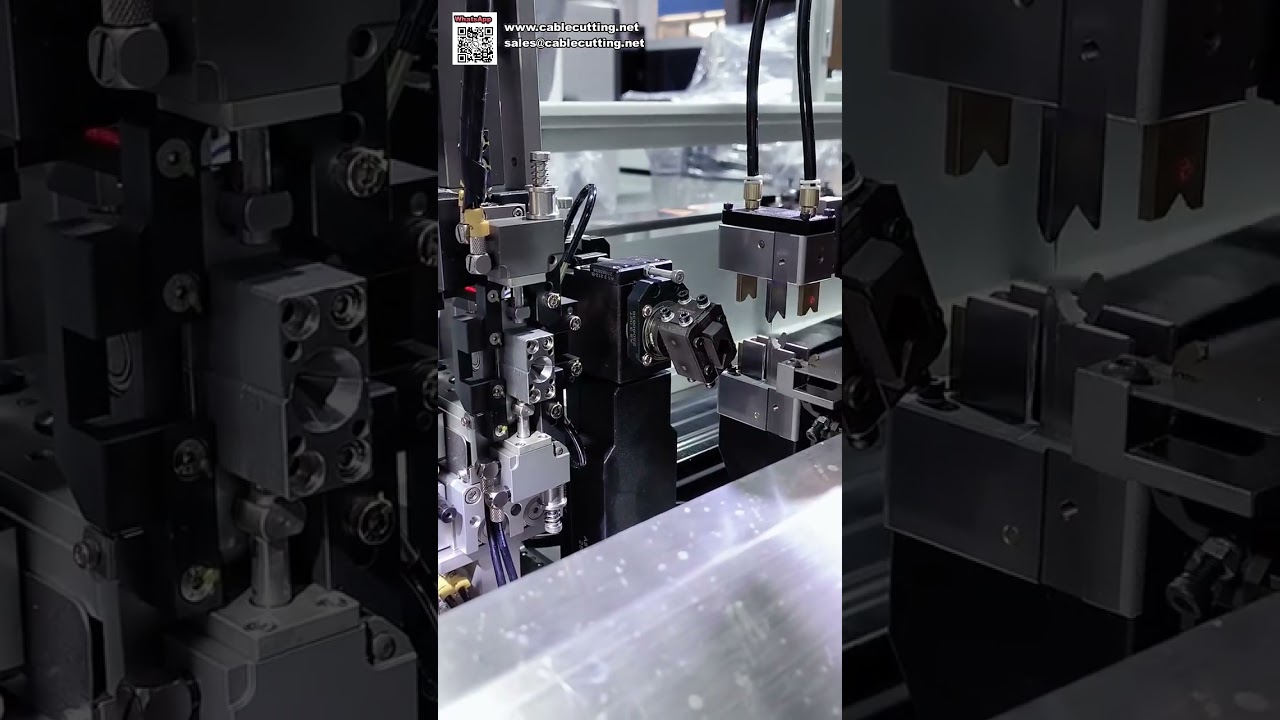 Automatický stroj pro vkládání vodotěsných těsnění a krimpování terminálů pro kabelové svazky