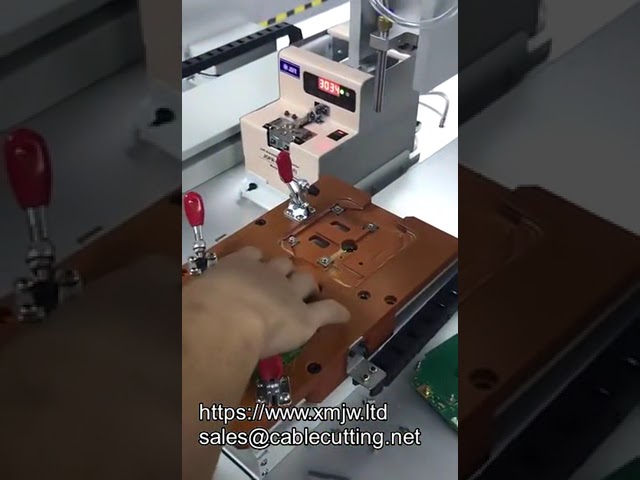 Automatický pick-and-place stroj pro šrouby a matice – podavač a utahovací zařízení