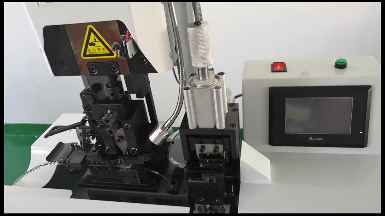 Automatický stroj na odizolování měděného drátu a krimpování koncovek